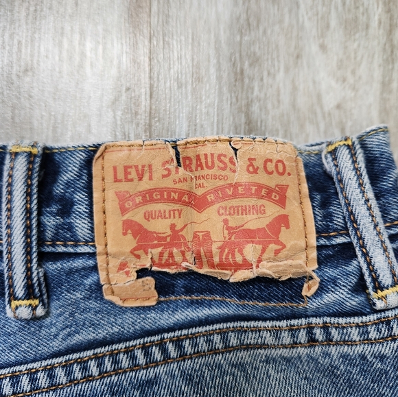 Levi's Med Wash Blue Denim Jeans High Rise Distressed Short Men's Sz 40x26 - Picture 9 of 9